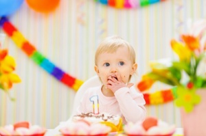 1 yaş doğum günü partisi yapmanın gereksizliği..